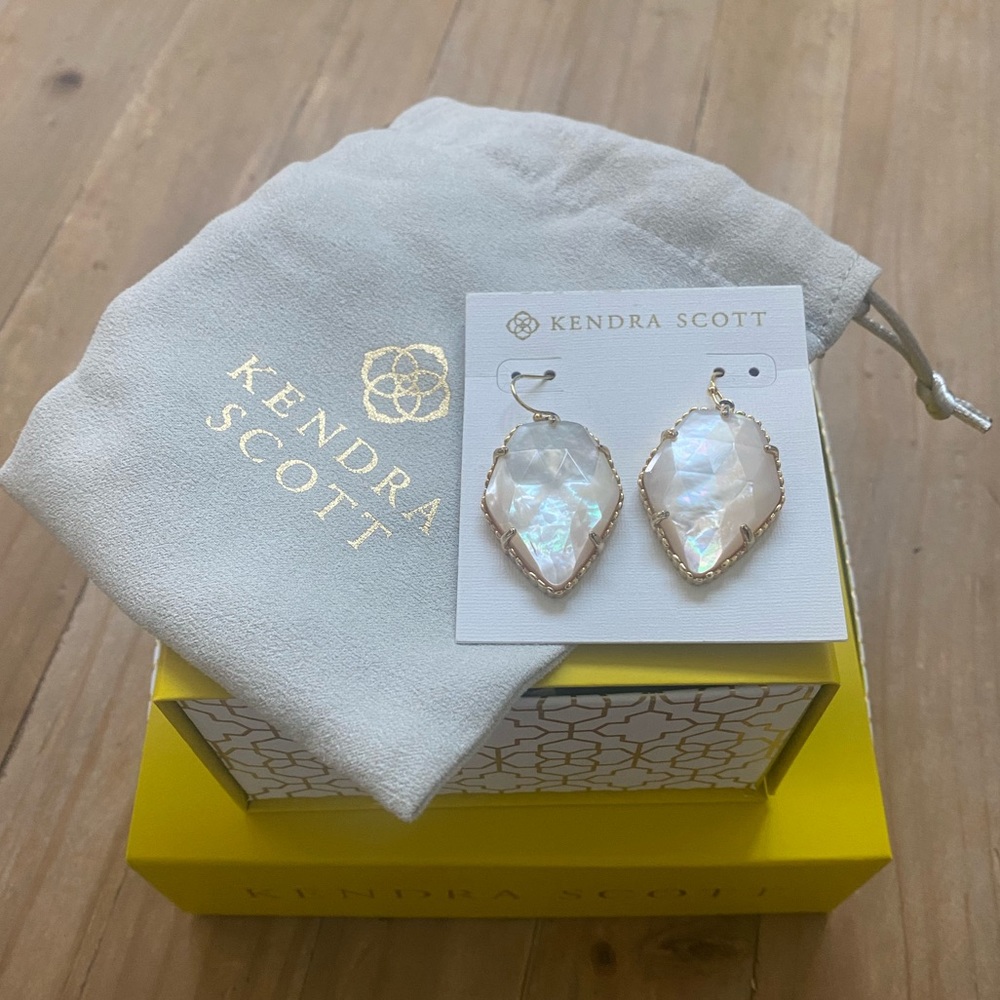 Kendra Scott earrings!!